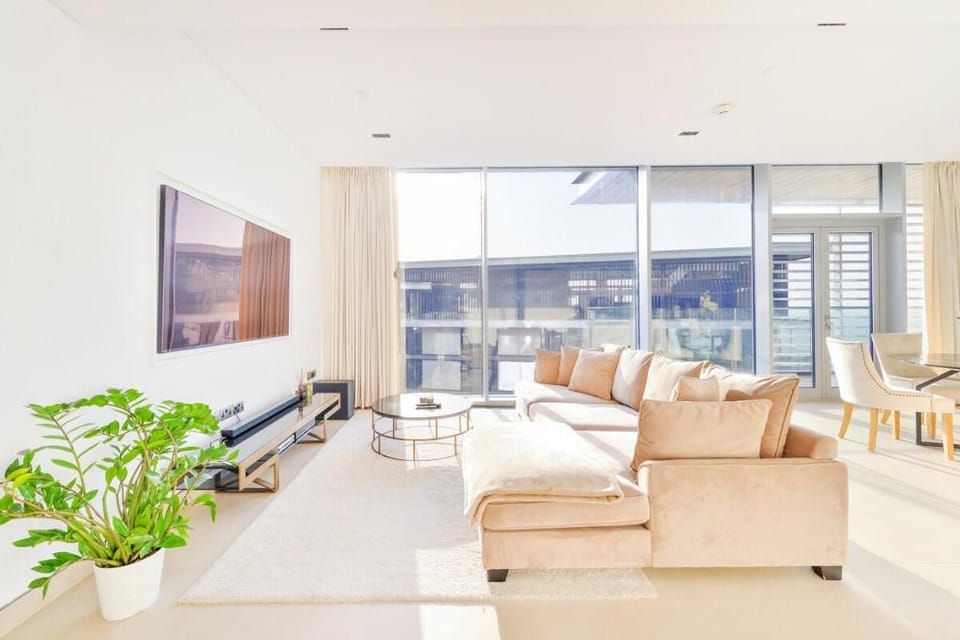 Luxurious Oasis ~ Breathtaking Views ~ King Beds Apartment in Dubai