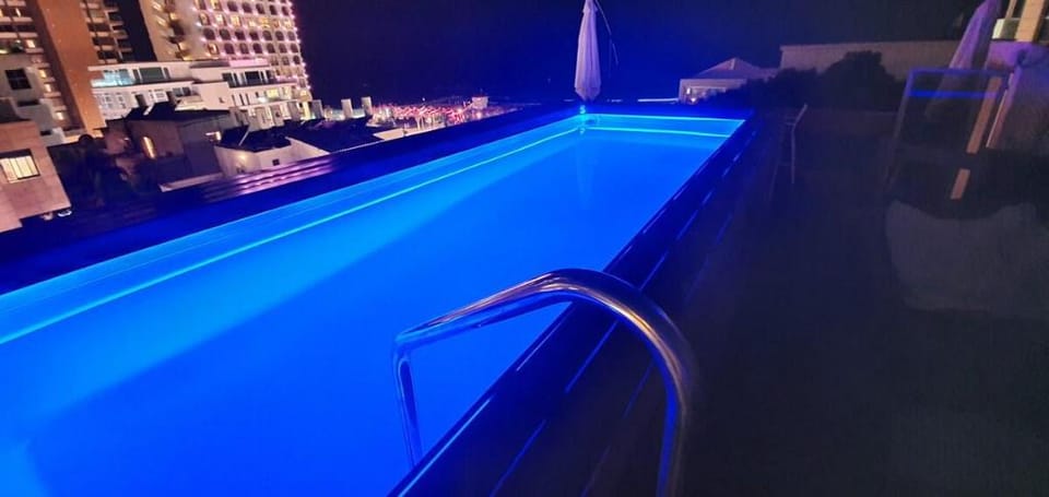 Stunning sea view penthouse with infinity pool Vacation rental in Tel Aviv-Yafo