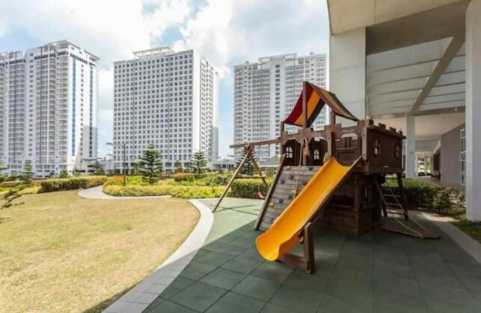 Breezy Budget Balcony Best WFH unit at Wind Vacation rental in Tagaytay