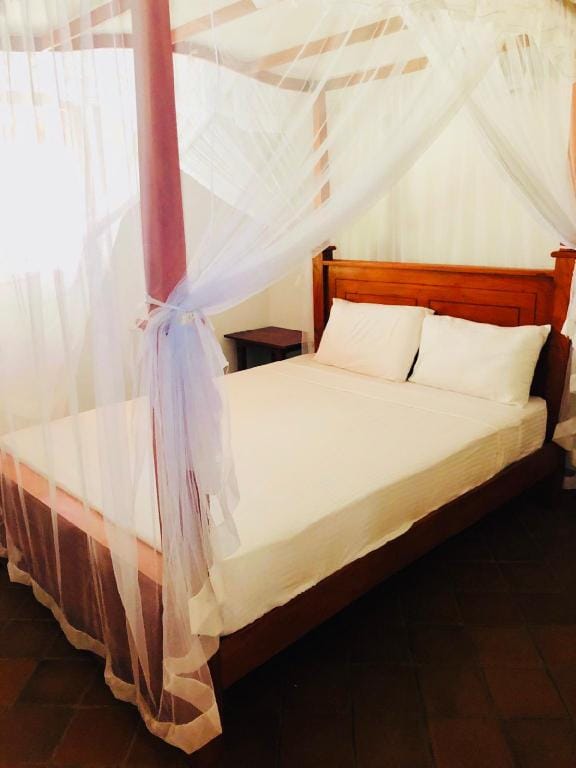 Coconut Treehouse Villa in Southern Province
