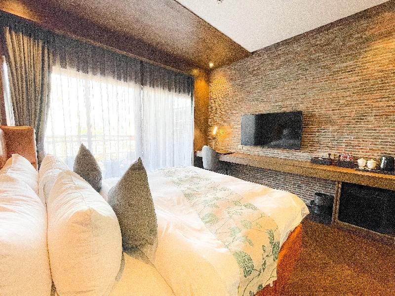 Premier Suite King Bed with Bathtub by Habitat Apartment in Phnom Penh Province
