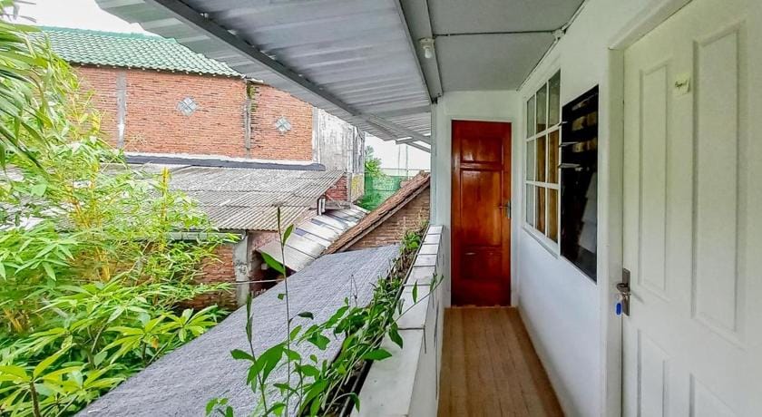Labinda Homestay Caruban Mitra RedDoorz Hotel in East Java