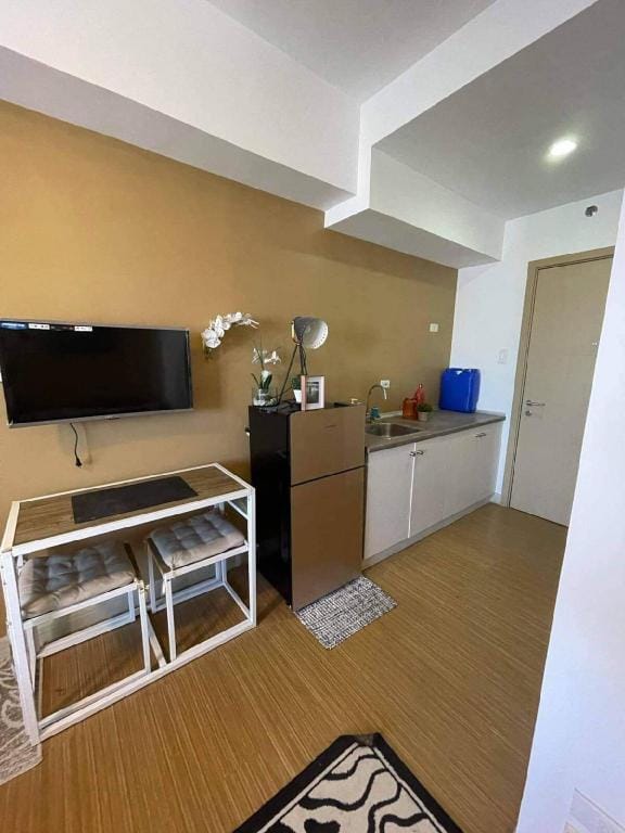 Fully-furnished Condo Unit with Pool Access Vacation rental in Makati