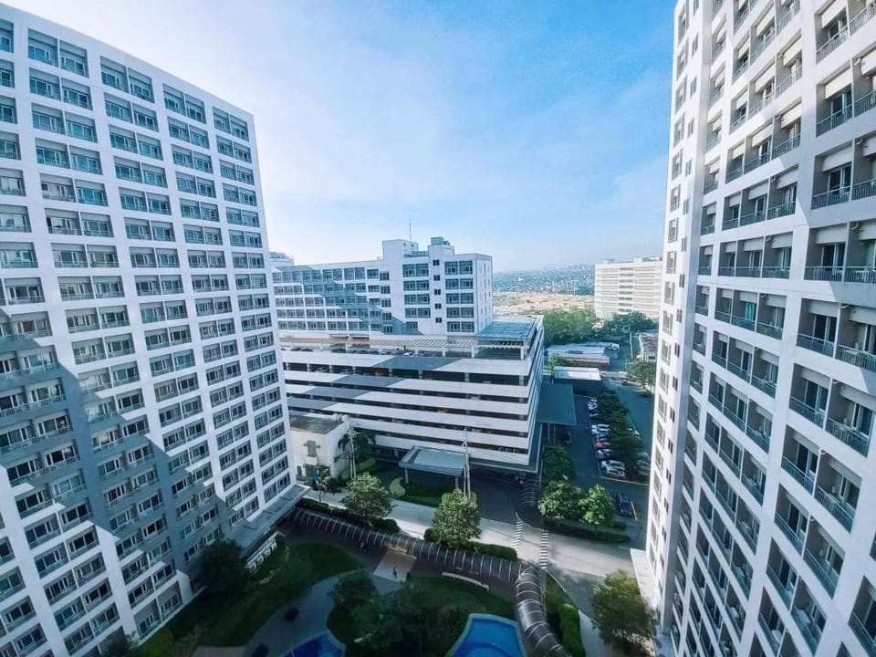Fully-furnished Condo Unit with Pool Access Vacation rental in Makati