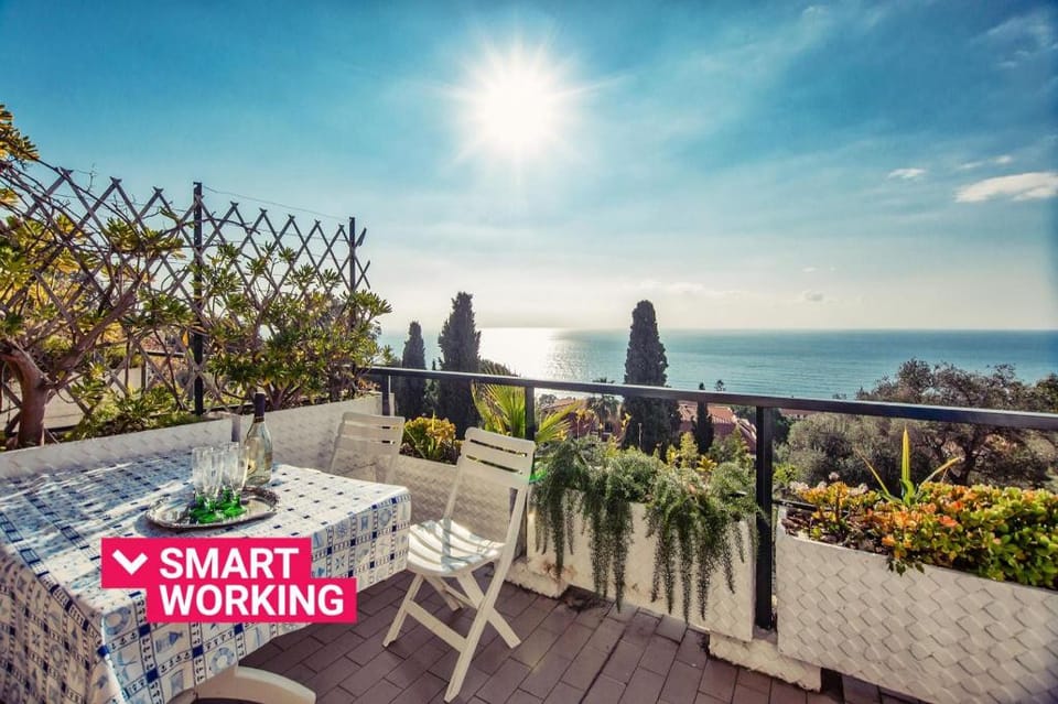 Una terrazza sul golfo di Ospedaletti by Wonderful Italy Apartment in Liguria