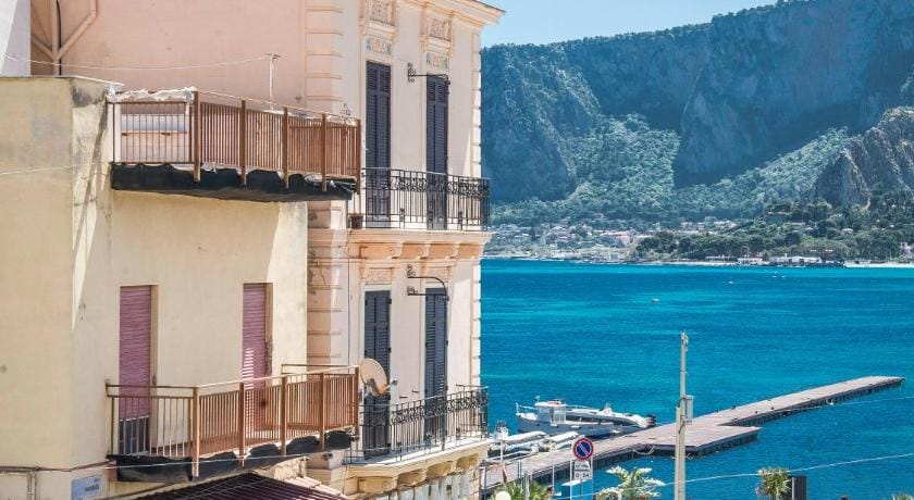 Casetta vista mare in piazza a Mondello Apartment in Palermo