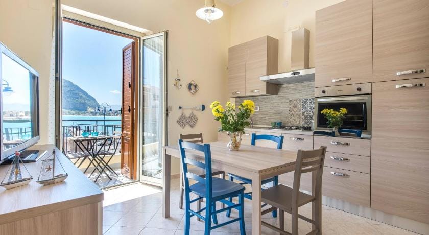Casetta vista mare in piazza a Mondello Apartment in Palermo