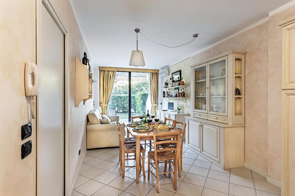 Residence Villa Giulia 5/03 with pool by Wonderful Italy Apartment in Desenzano del Garda