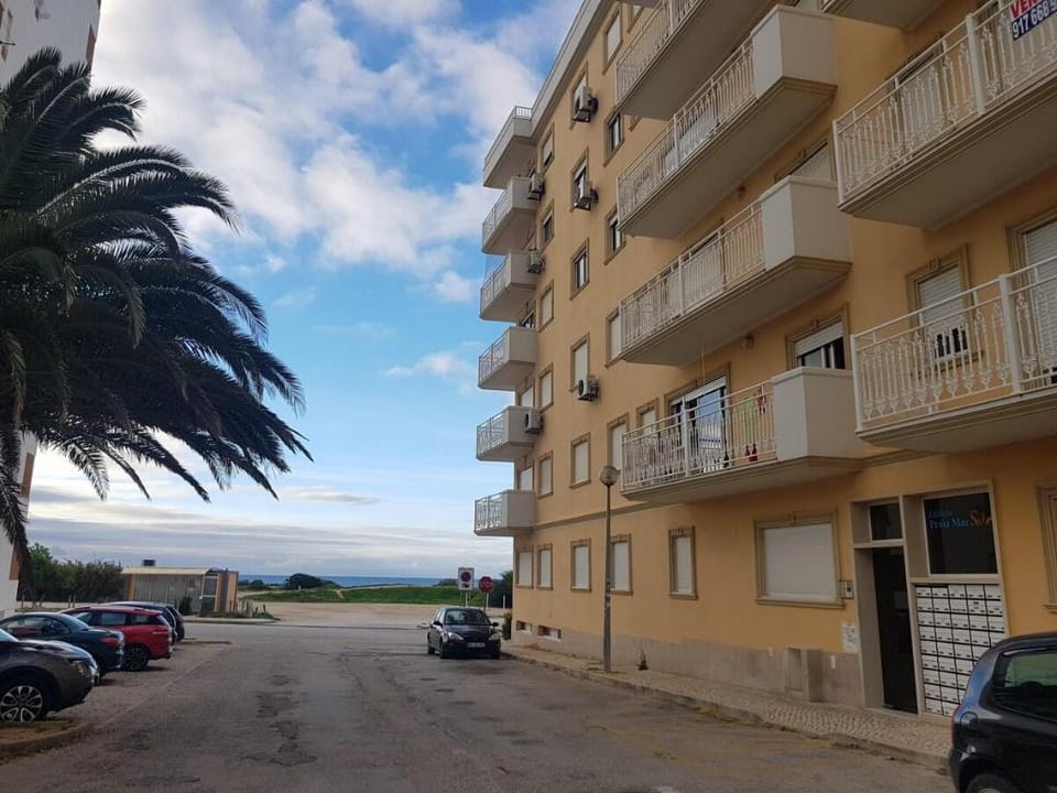Armação de Pêra beachside Apartment in Faro District