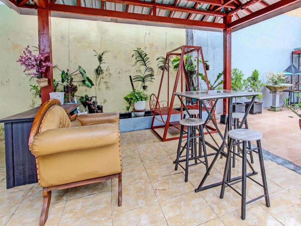 OYO 92045 Panca Putri Guest House Hotel in Special Region of Yogyakarta