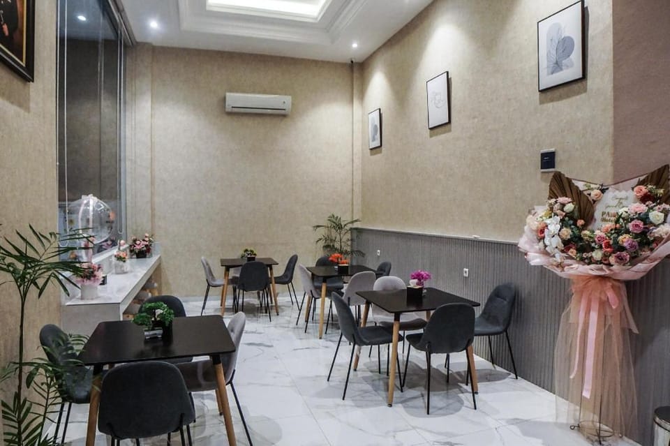 SUPER OYO Capital O 92066 Papakoel Hotel & Cafe Hotel in Indonesia