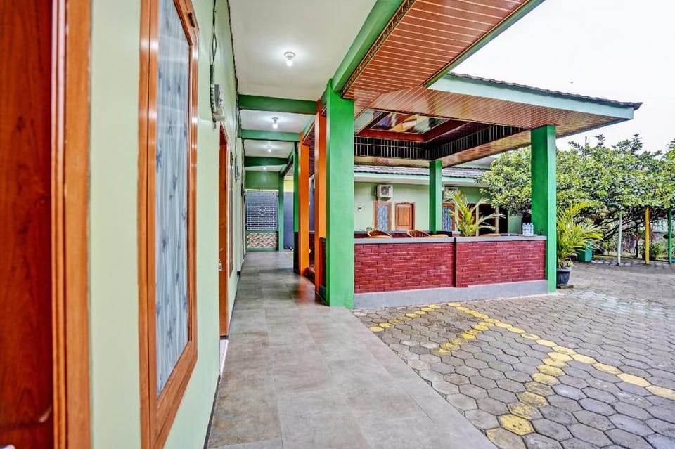 OYO Life 92043 Kost Barokah Syariah Madiun Hotel in East Java