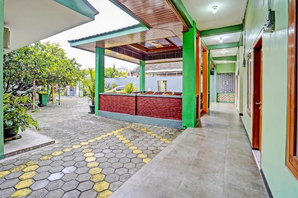 OYO Life 92043 Kost Barokah Syariah Madiun Hotel in East Java