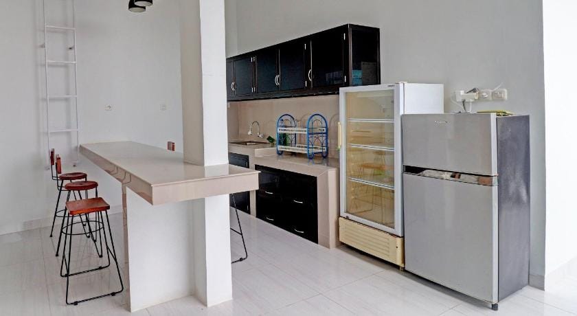 OYO 92057 Reny Kost Syariah Hotel in Indonesia