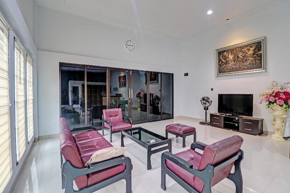 OYO 92057 Reny Kost Syariah Hotel in Indonesia