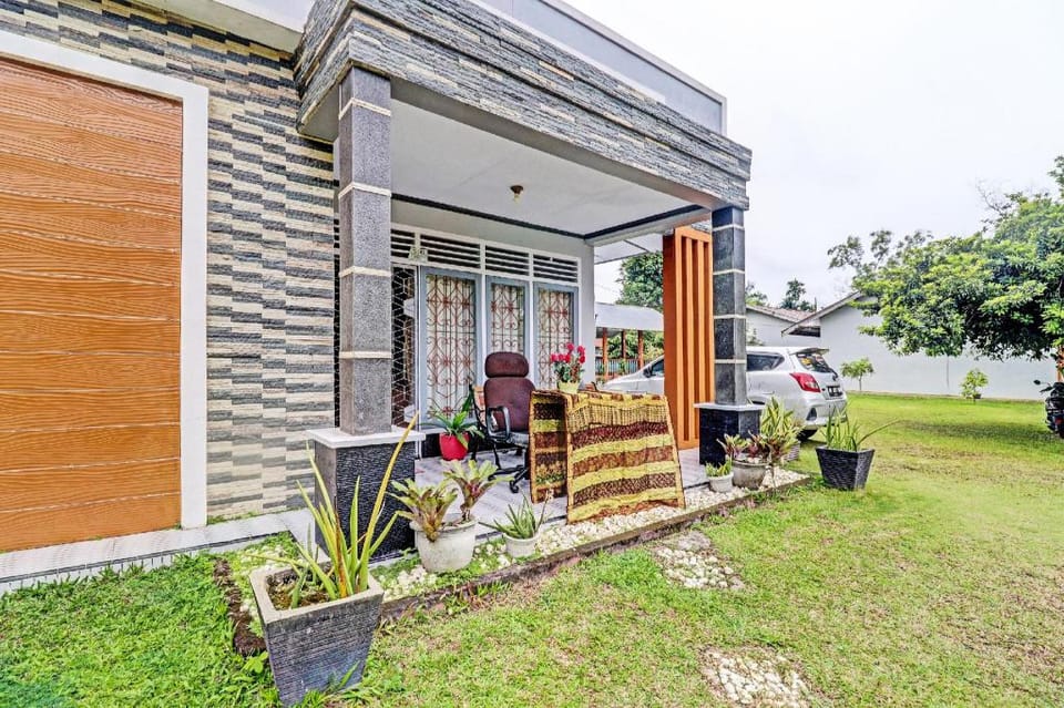 OYO 92056 Asri Kost Syariah Hotel in Indonesia