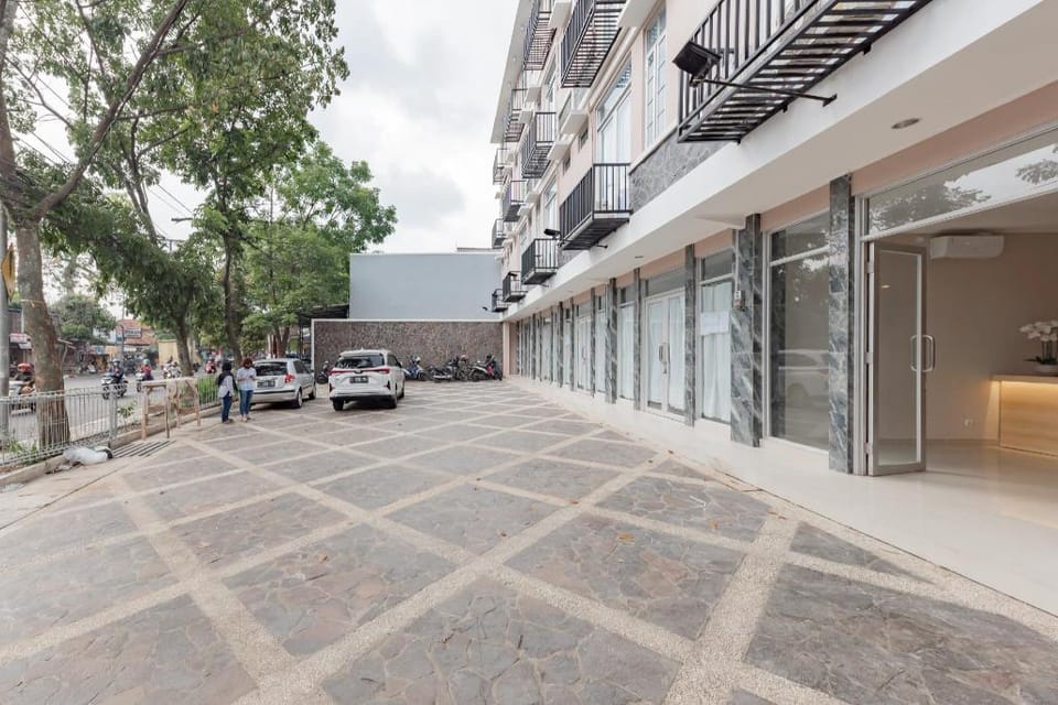 RedDoorz Plus near Surapati Core Hotel in Bandung