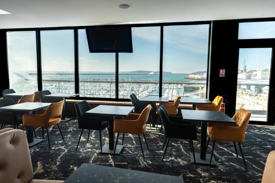 Le Barracuda & Spa, pieds dans l'eau, vue mer, espace bien-être offert Apartment hotel in Brest