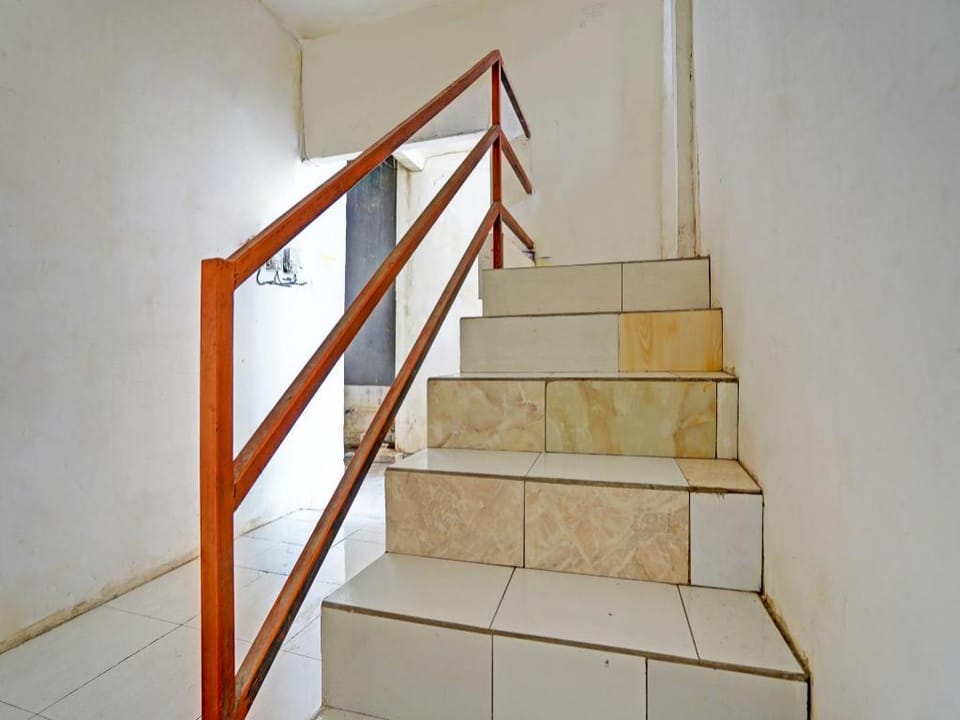OYO LIFE 92077 Tarlo Guest House 3 Hotel in Surabaya