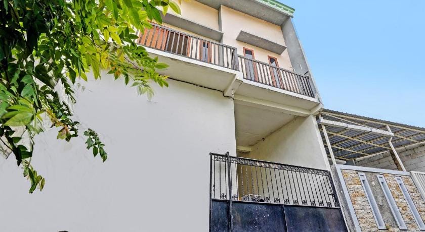 OYO LIFE 92077 Tarlo Guest House 3 Hotel in Surabaya