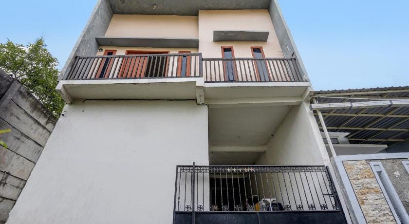 OYO LIFE 92077 Tarlo Guest House 3 Hotel in Surabaya
