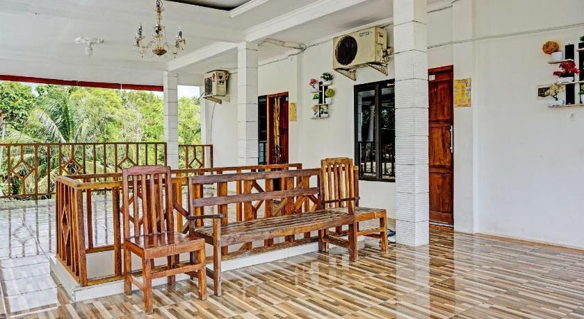 OYO Life 92021 Dua Putra Homestay Klayar Hotel in East Java