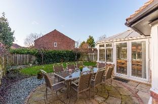 Redgrave Detached home with free parking. 4 minutes from City Walls Vacation rental in York