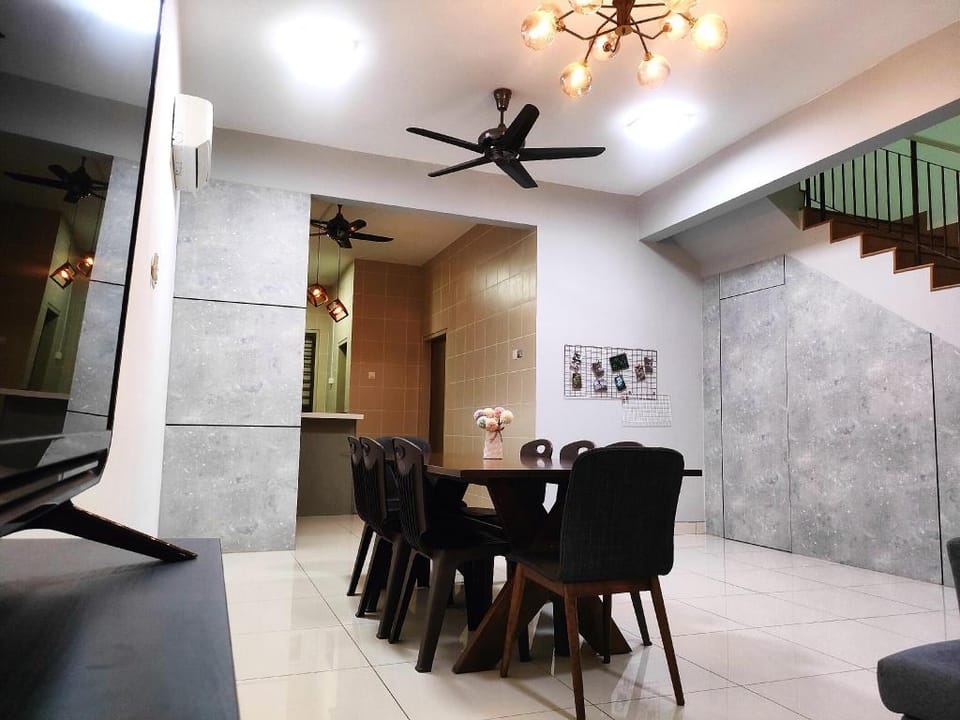 A43 near Setia City Convention Centre & Bukit Raja Vacation rental in Selangor, Malaysia