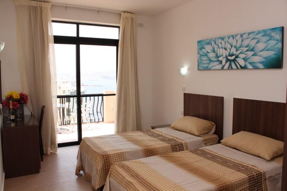 SeaBliss Penthouse with side seaviews from terrace Apartment in Saint Paul's Bay