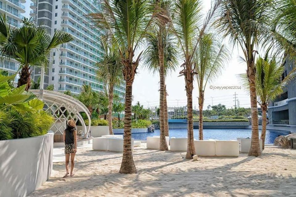 Azure Maldives Cheap 1BR w/ Amenity View & Balcony Apartment in Paranaque