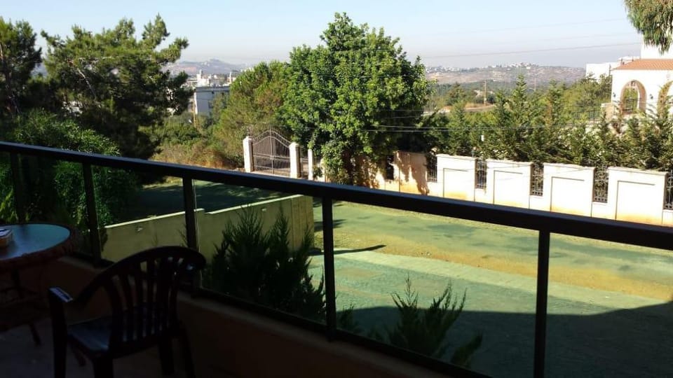 debbieh radar street facing villa mansour Vacation rental in Africa