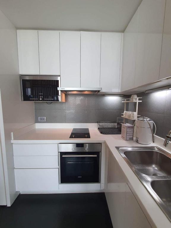 Luxury 1BR Condo near Thong Lo BTS, pet friendly Apartment in Bangkok