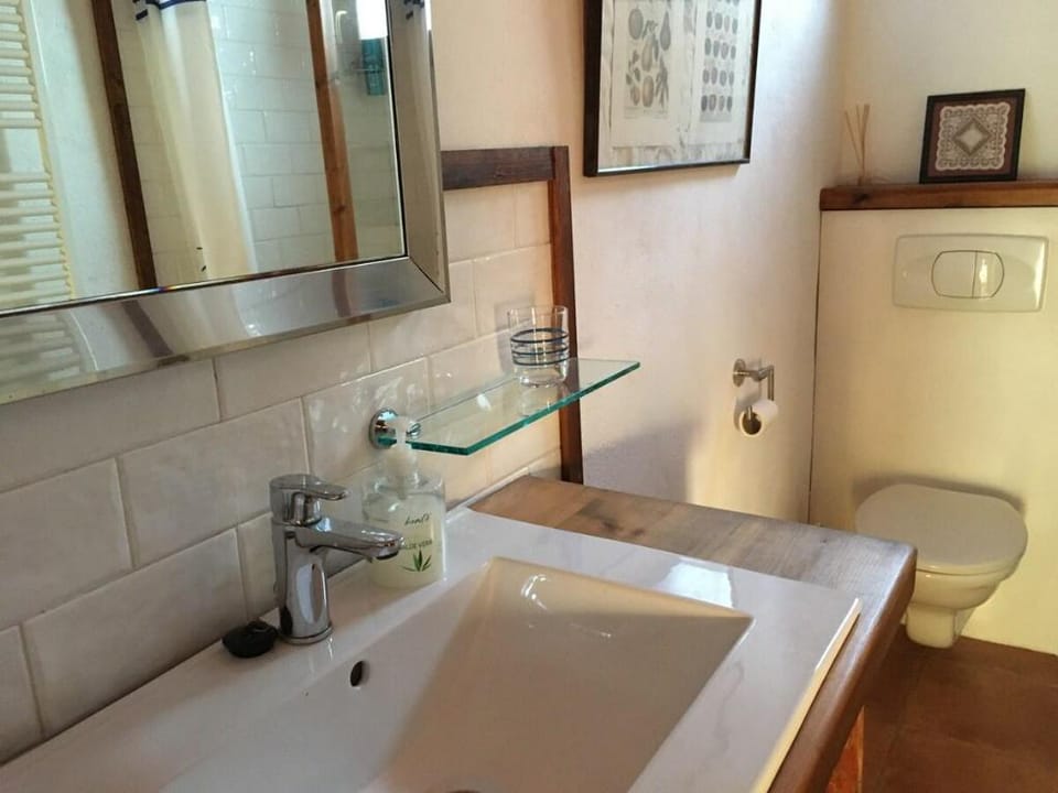 Habitación privada azul en casa Rural Vacation rental in Catalonia