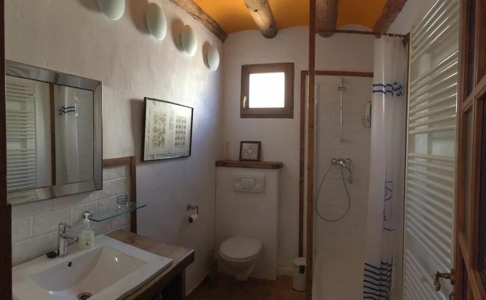 Habitación privada azul en casa Rural Vacation rental in Catalonia