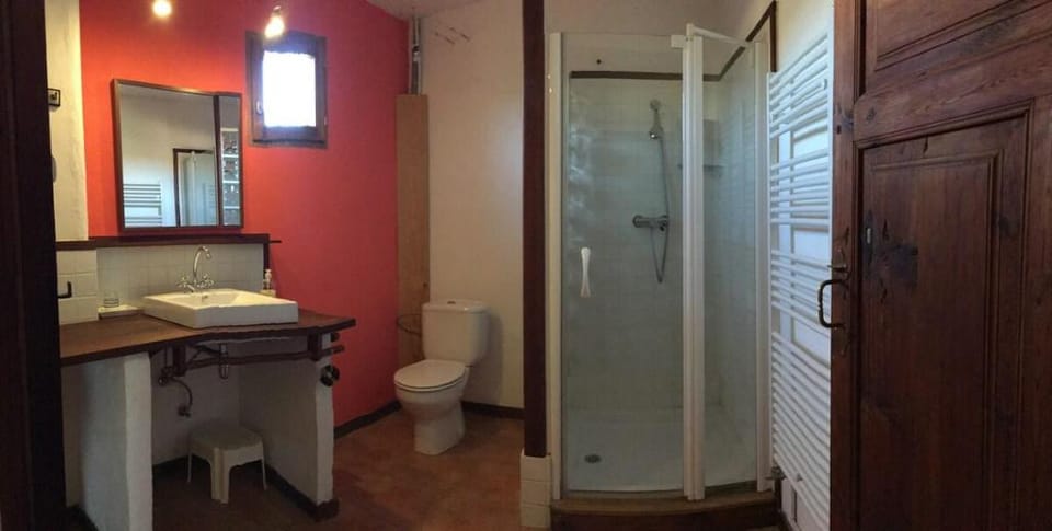 Habitación con salón, terraza y baños privados. Vacation rental in Catalonia