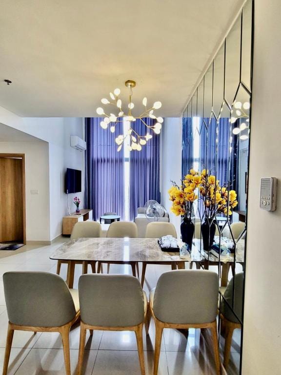 3-Bedroom Apartment with 3 Bathrooms for 10-15 Guests, 3-5 Tables Apartment in Ho Chi Minh City