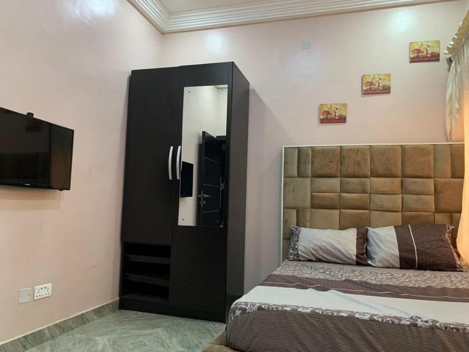 Classic 4 bedroom duplex in OPIC Vacation rental in Lagos