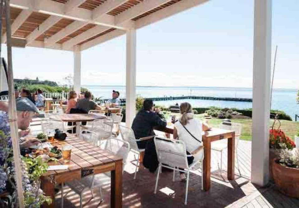 Minutes away from Mother's Beach and Main Street! Vacation rental in Mornington