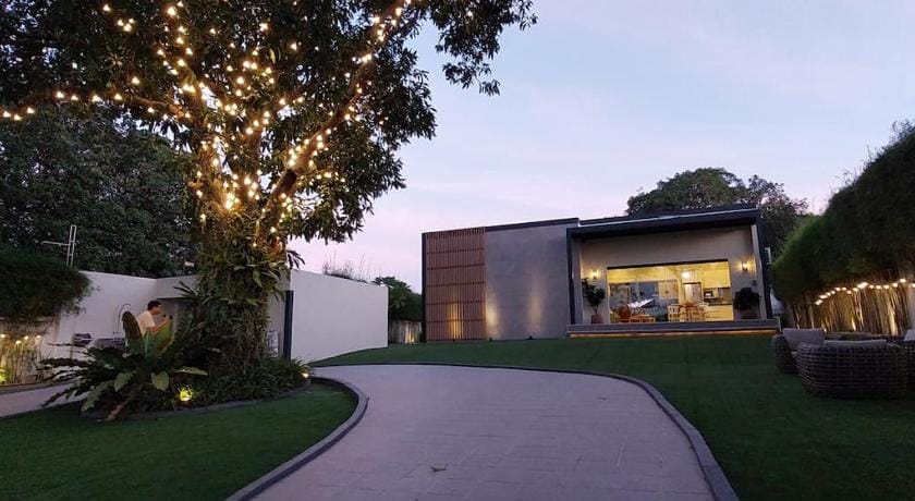 Small, house with golf course view and fresh air. Vacation rental in Bacoor