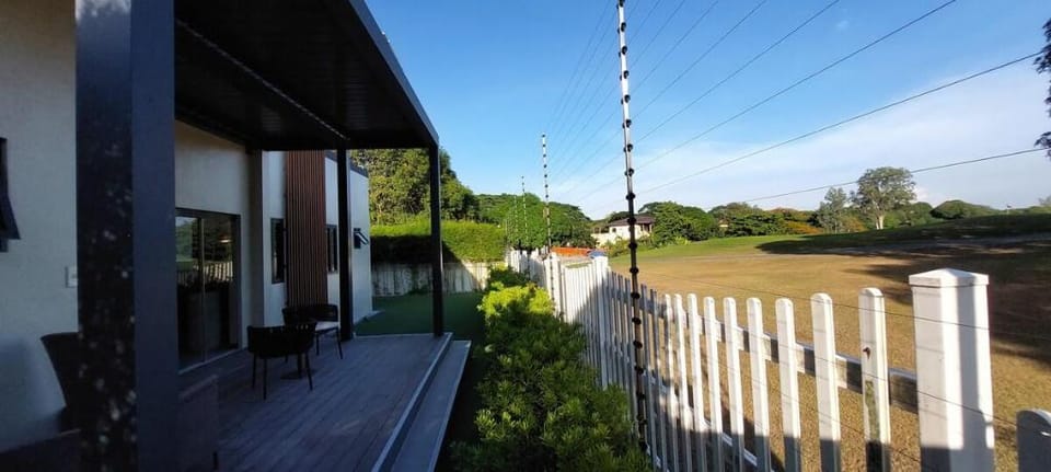 Small, house with golf course view and fresh air. Vacation rental in Bacoor