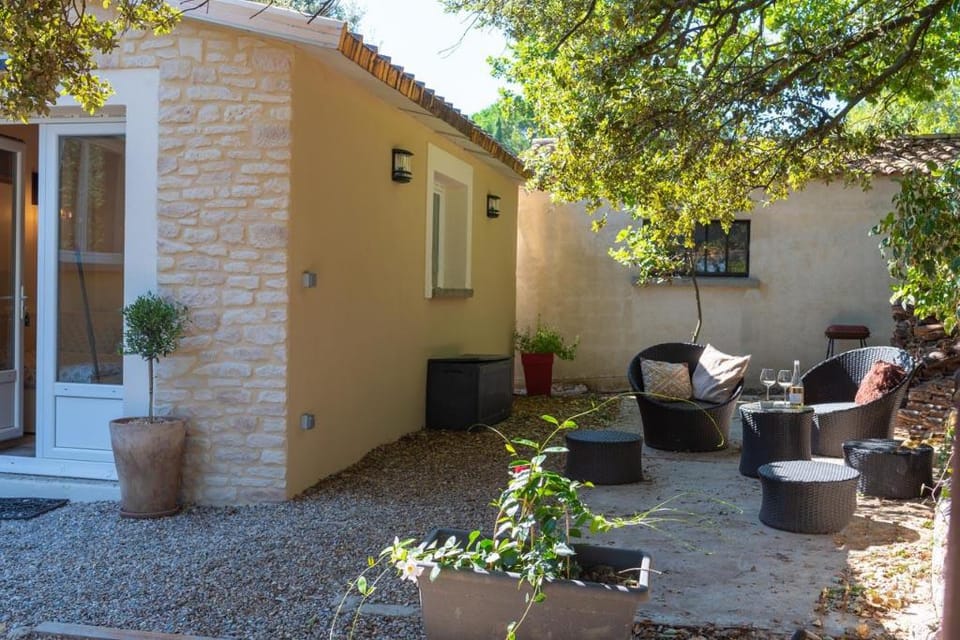 Studio de charme avec jardin à SUZE LA ROUSSE (26) Apartment in Provence-Alpes-Côte d'Azur