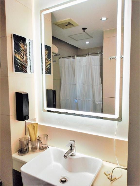 Portovita Tower 1 BR Unit with Balcony in Cubao QC Vacation rental in Pasig