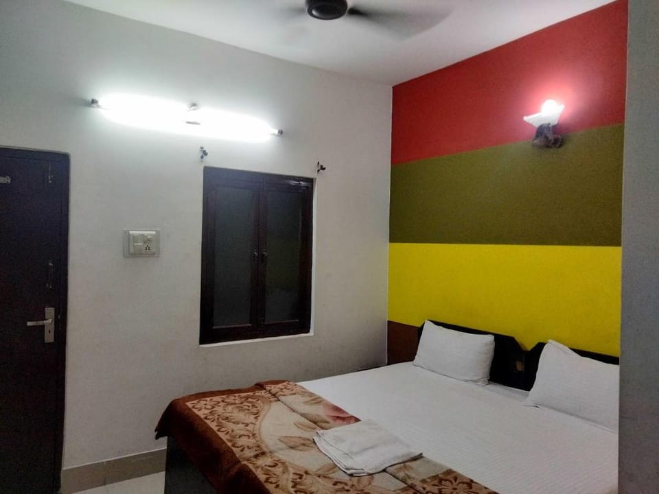 OYO Alibaba Guest House Hotel in Varanasi