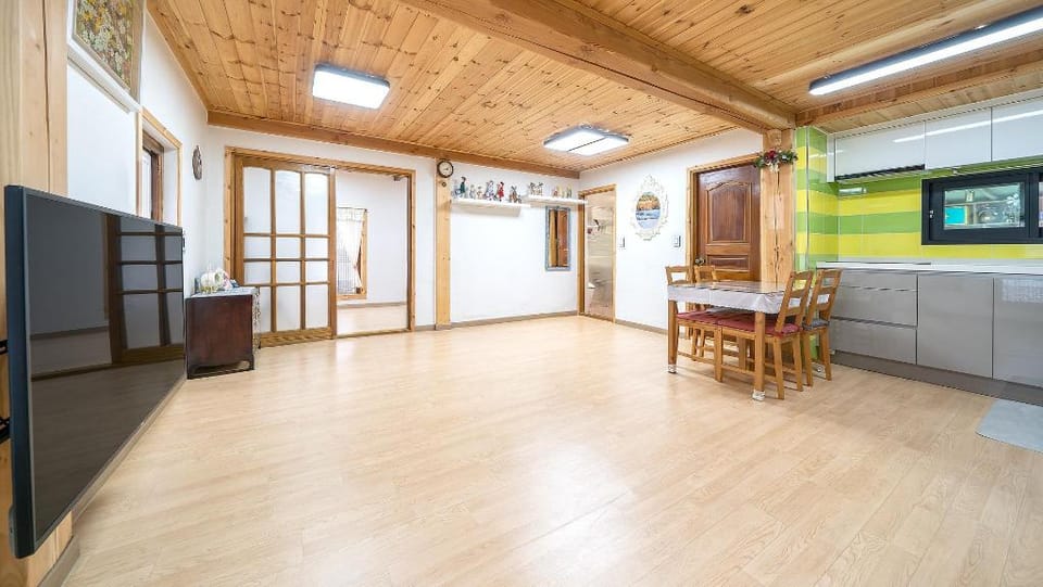 Gangneung ggabinejip hanok pension Bed and Breakfast in South Korea