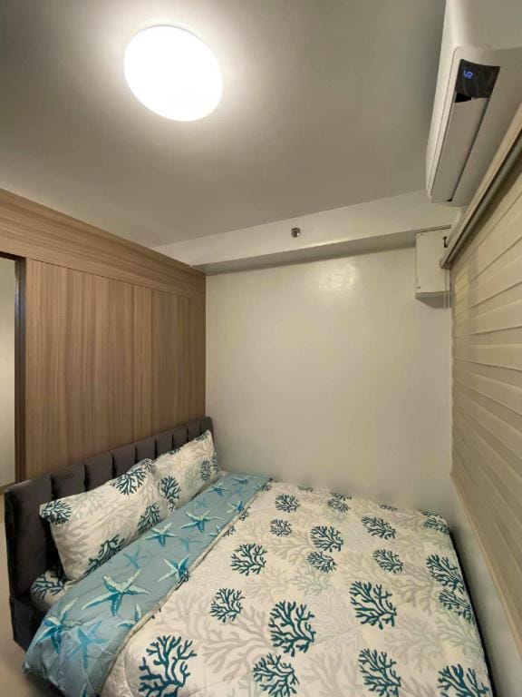 Charming 1 bedroom with balcony Facing Pool Apartment in Pasay