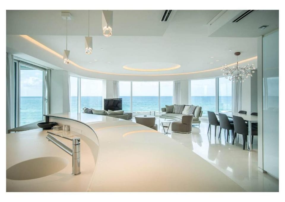 Top apartment with crazy sea view and pool Vacation rental in Tel Aviv-Yafo