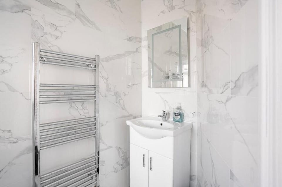 MOYDOM Cosy Apt Sleep 4-  Self breakfast & Carpark Apartment in Ilford