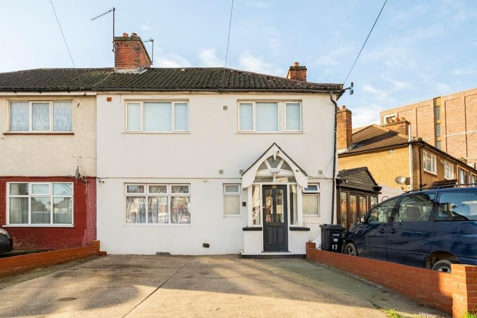 MOYDOM Cosy Apt Sleep 4-  Self breakfast & Carpark Apartment in Ilford
