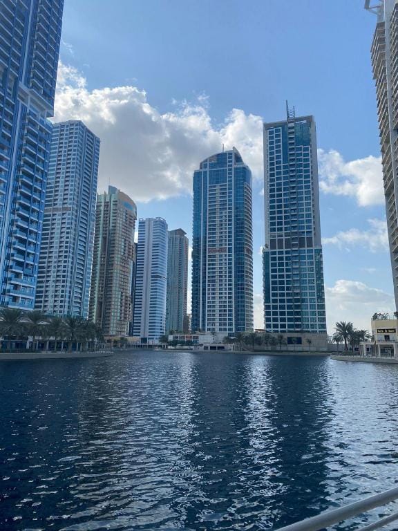 Scenic 1BR - Gym Pool & free parking @ JLT  Marina Apartment in Dubai