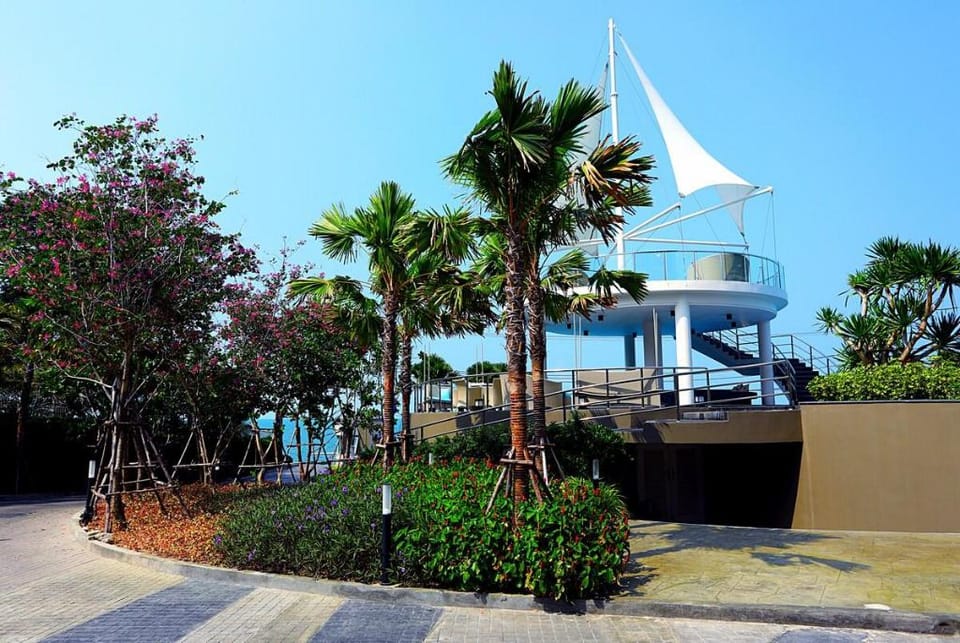 Panoramic Penthouse 5* 32nd floor 60 sqm 20  m sea Apartment in Pattaya City
